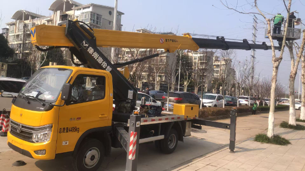 22米升降車修剪樹枝施工現(xiàn)場